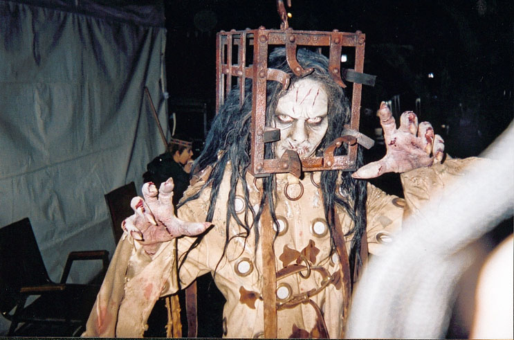 Behind The Scenes Of 13 Ghosts A Frightfully Gory Experience