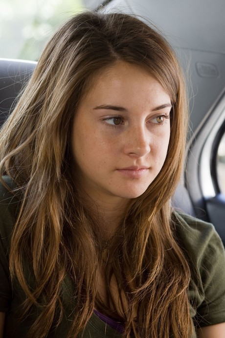Shailene Woodley reteams with her Spectacular Now writers for THE FAULT IN  OUR STARS!