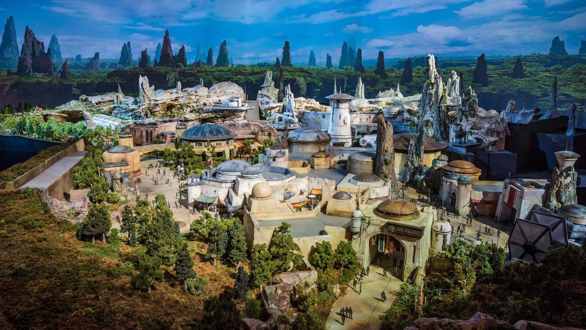 Disney's "Star Wars: Galaxy's Edge" Theme Park Announced ...