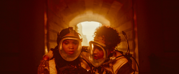 (من اليسار إلى اليمين) Quvenzhané Wallis في دور Zora وJennifer Hudson في دور Maya في فيلم الخيال العلمي المثير، BREATHE، نسخة Capstone Global / Warner Brothers الصورة مقدمة من شركة Breathe Productions Inc. 